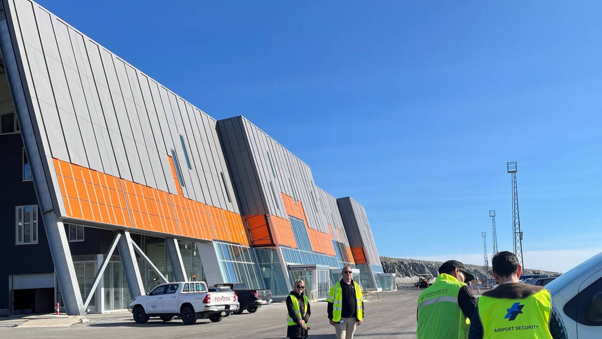 Nuuk Lufthavn kan efter planen tage den nye landingsbane på 2200 meter i brug den 28. november 2024. Billedet viser terminalen, som søndag er blevet godkendt af Trafikstyrelsen til at leve op til reglerne om luftfartssikkerhed. | Foto: PR / Trafikstyrelsen
