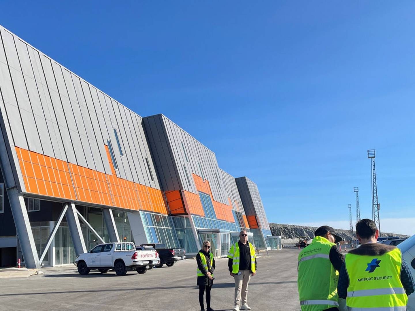 Nuuk Lufthavn kan efter planen tage den nye landingsbane på 2200 meter i brug den 28. november 2024. Billedet viser terminalen, som søndag er blevet godkendt af Trafikstyrelsen til at leve op til reglerne om luftfartssikkerhed. | Foto: PR / Trafikstyrelsen