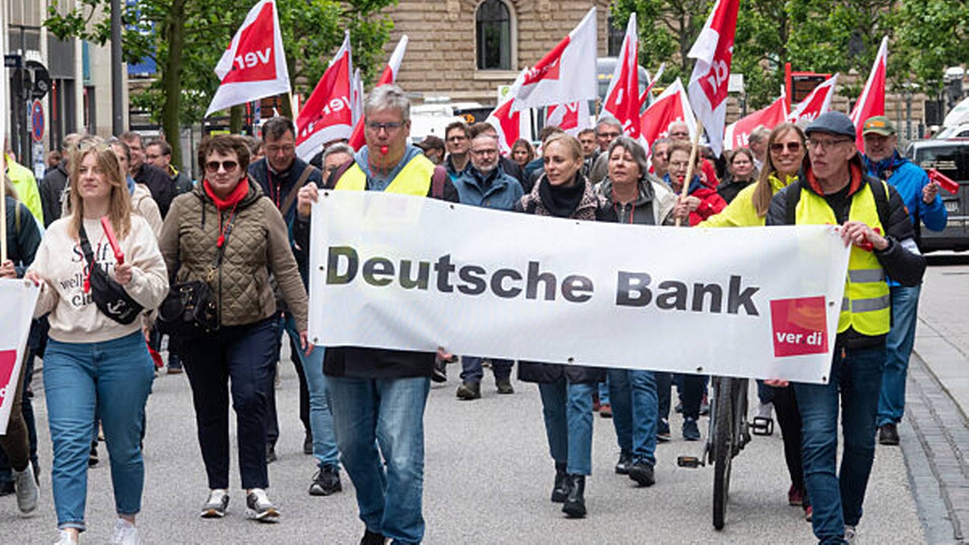 Angestellte der Deutschen Bank demonstrieren in Hamburg (Donnerstag, 13. Juni) | Foto: picture alliance/dpa | Bodo Marks