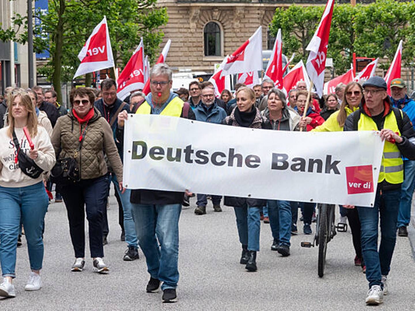 Angestellte der Deutschen Bank demonstrieren in Hamburg (Donnerstag, 13. Juni) | Photo: picture alliance/dpa | Bodo Marks