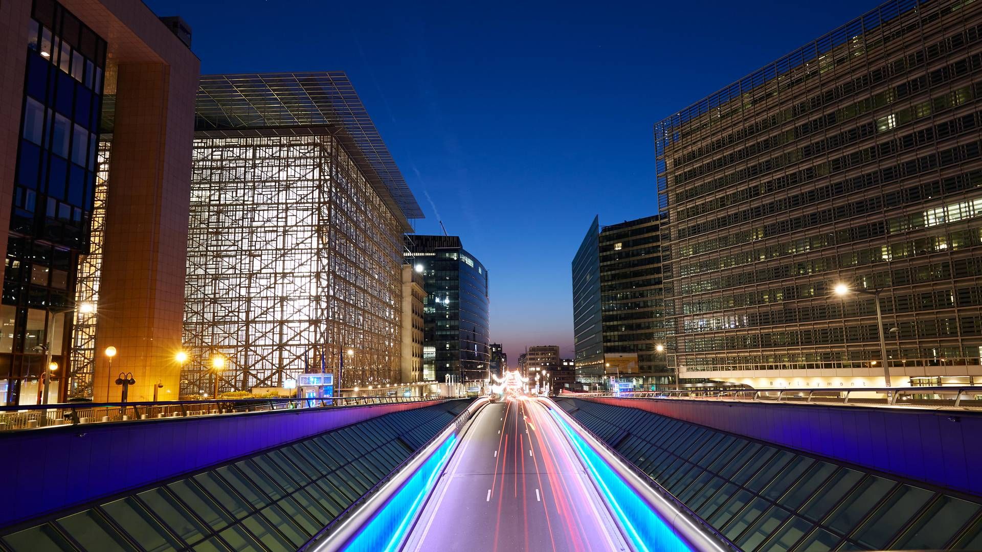 Wo geht die Reise hin? Nachtaufnahme der EU-Gebäude in Brüssel - links zu sehen das Europahaus, Sitz des Rates der Europäischen Union. | Foto: picture alliance / Caro | Ruffer