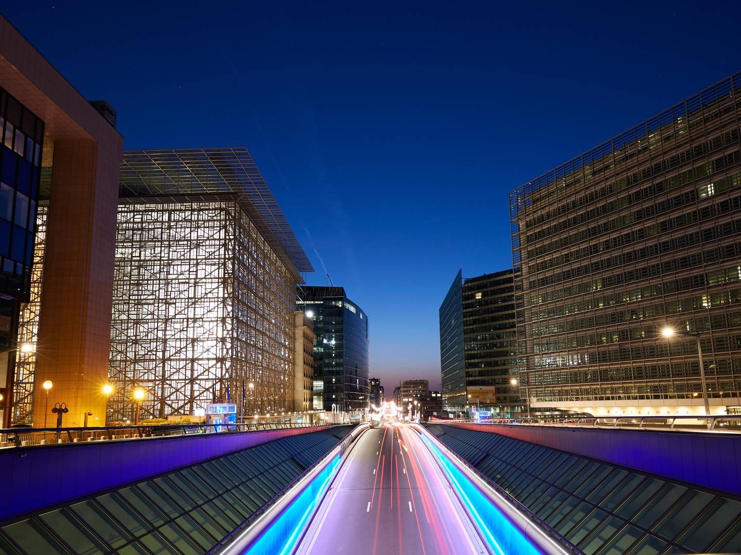 Wo geht die Reise hin? Nachtaufnahme der EU-Gebäude in Brüssel - links zu sehen das Europahaus, Sitz des Rates der Europäischen Union. | Foto: picture alliance / Caro | Ruffer