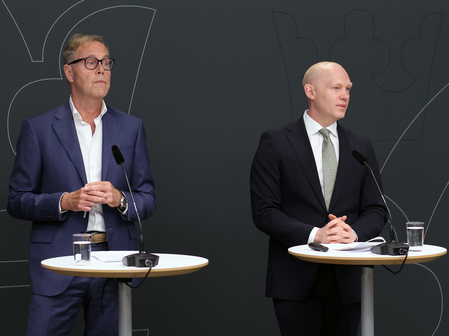 Tord Gransbo (left) and government minister Niklas Wykman at Monday's press briefing on the AP buffer funds. | Photo: Regeringskansliet / PR