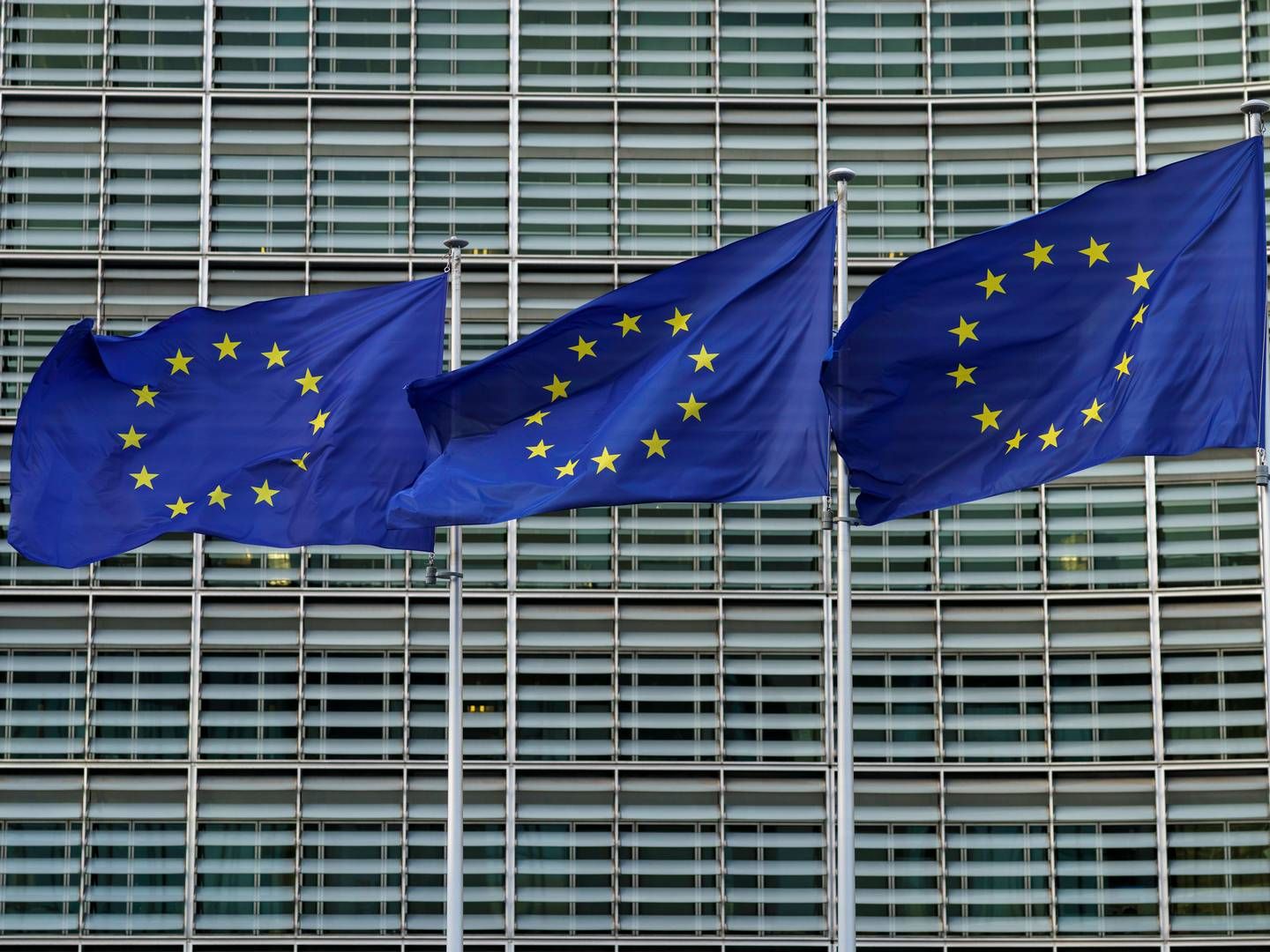 EU-flagget vaier i vinden utenfor berlaymontbygningen i Brussel i Belgia, Europakommisjonens hovedkvarter. | Foto: Cornelius Poppe / NTB