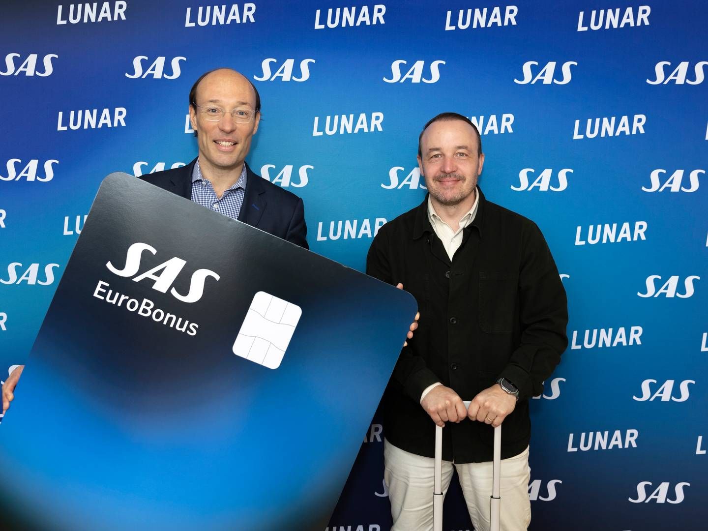 Anko van der Werff (tv), adm. direktør for SAS, og Ken Villum Klausen, adm. direktør for Lunar Group, har givet håndslag på et samarbejde om et nyt betalingskort. | Foto: Pr/lunar