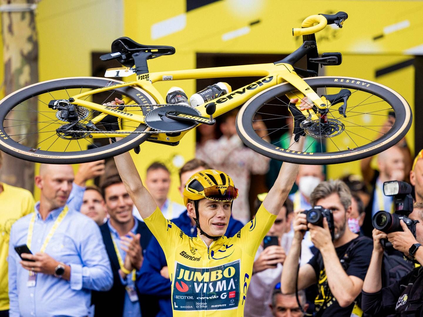 Jonas Vingegaard fejrer sejren i Tour de France 2023 på Champs-Élysées. En sejr, der smitter direkte af på det softwarefirma, som har tegnet sponsorat med cykelholdet. | Foto: Kim Frost