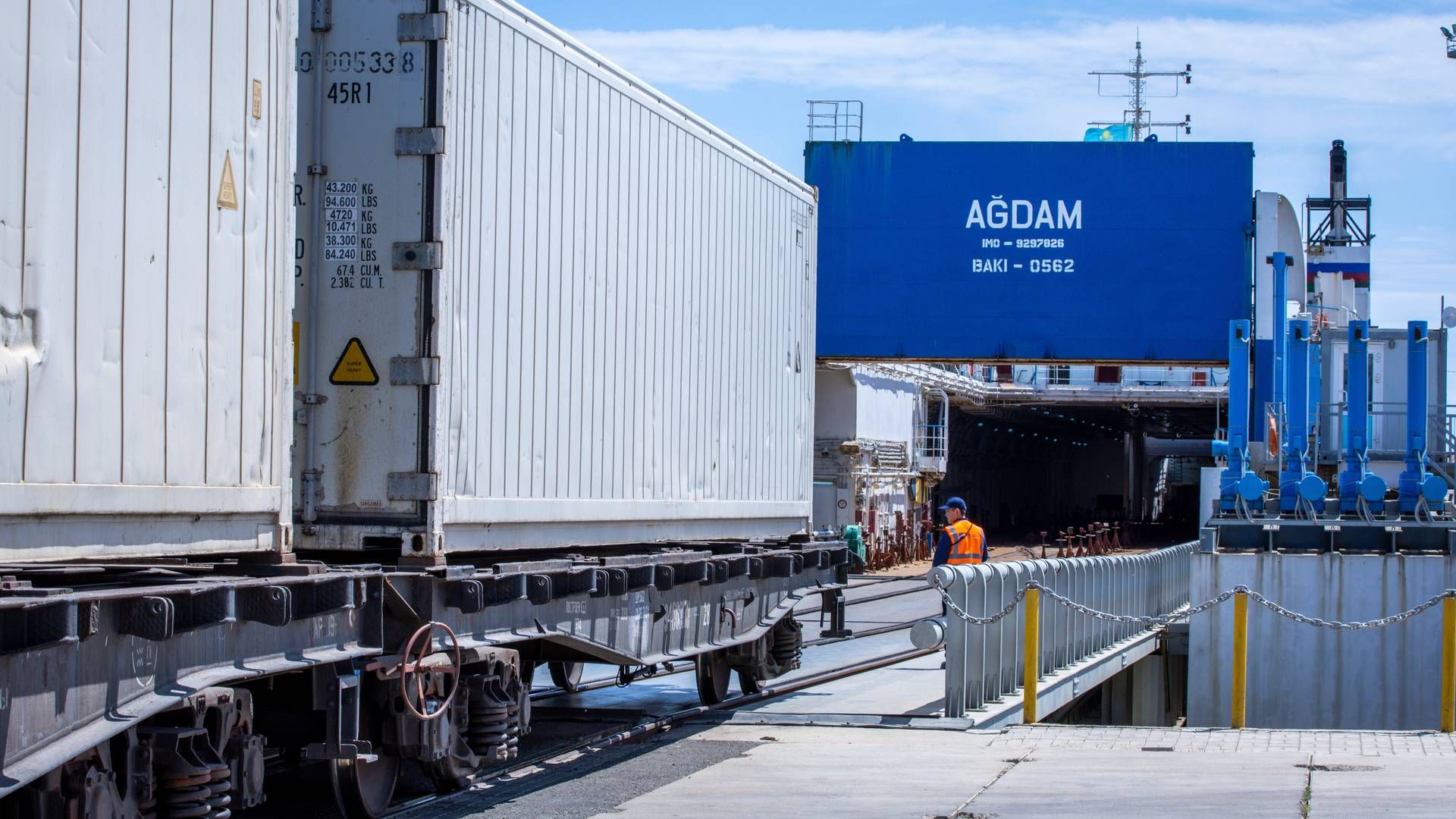 Containervogne på vej gennem Centralasien langs Middle Corridor køres ombord på en færge i Kazakhstan for at krydse Det Kaspiske Hav i 2023. | Foto: Jens B'ttner/AP/Ritzau Scanpix