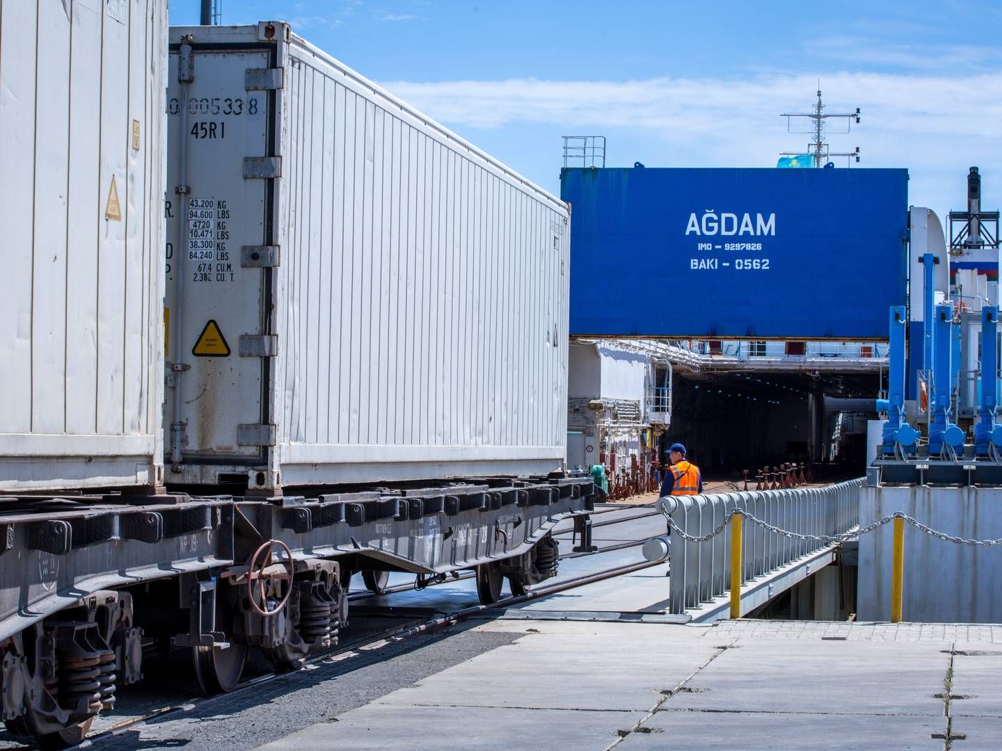 Containervogne på vej gennem Centralasien langs Middle Corridor køres ombord på en færge i Kazakhstan for at krydse Det Kaspiske Hav i 2023. | Foto: Jens B'ttner/AP/Ritzau Scanpix