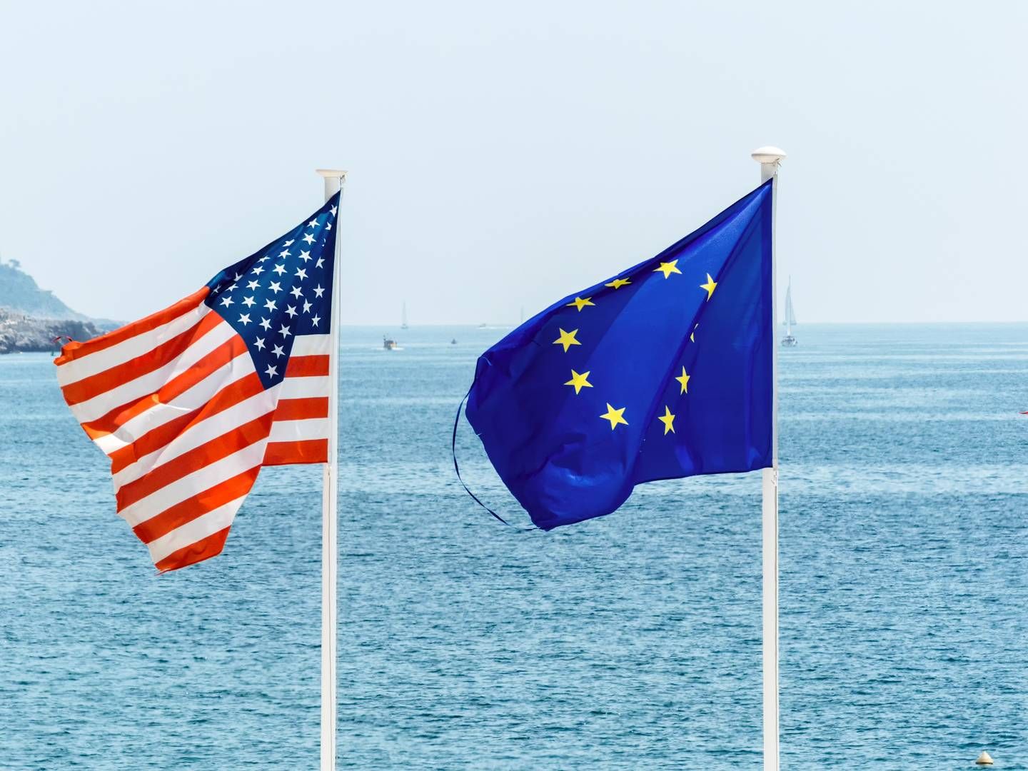 Hier wehen die Flaggen der USA und der EU einträchtig nebeneinander. Aber die Banken der beiden Wirtschaftsmächte sind scharfe Konkurrenten. | Photo: Colourbox