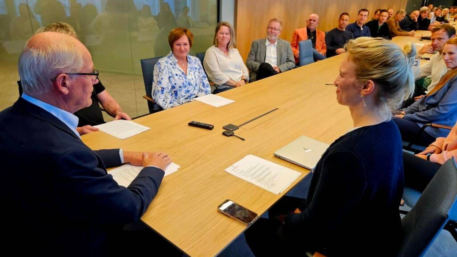 Partene i oljeserviceoppgjøret signerte avtalen klokken 06 onsdag morgen. | Foto: Atle Espen Helgesen