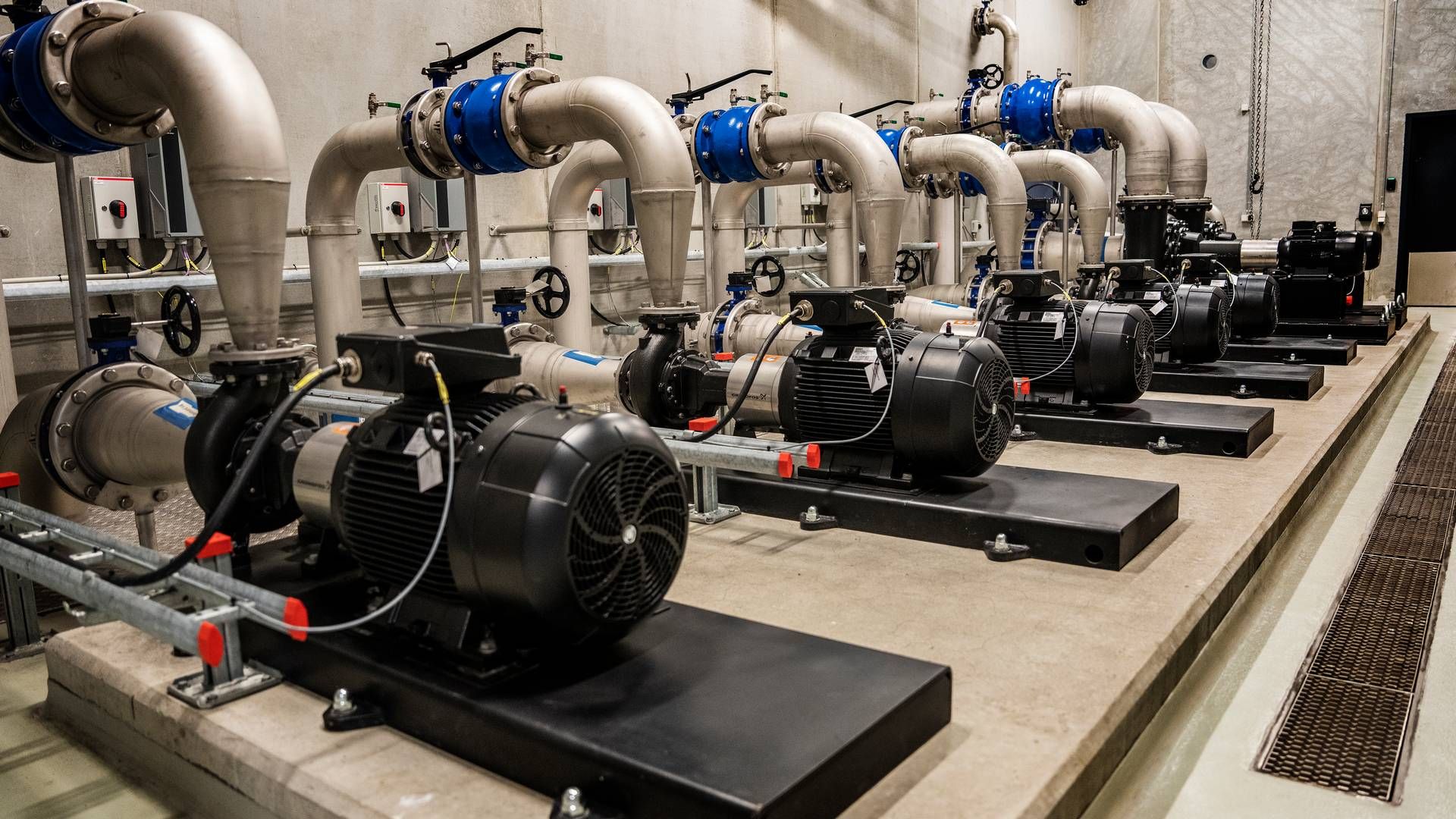 Billedet viser en række pumper i et Hofor-vandværk. | Foto: Stine Bidstrup