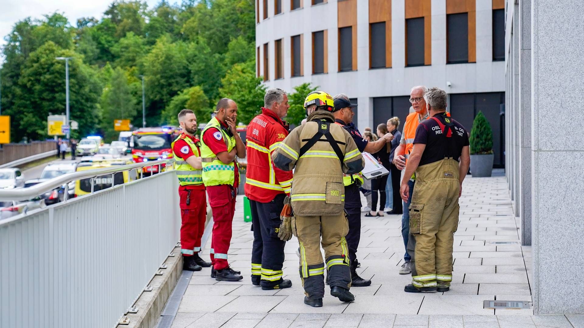 UTRYKNING: Nødetatene til stede i Silurveien 2, et større kontorbygg som huser blant annet eksamenslokaler for Universitetet i Oslo og Legevakt Vest. | Foto: Håkon Mosvold Larsen / NTB