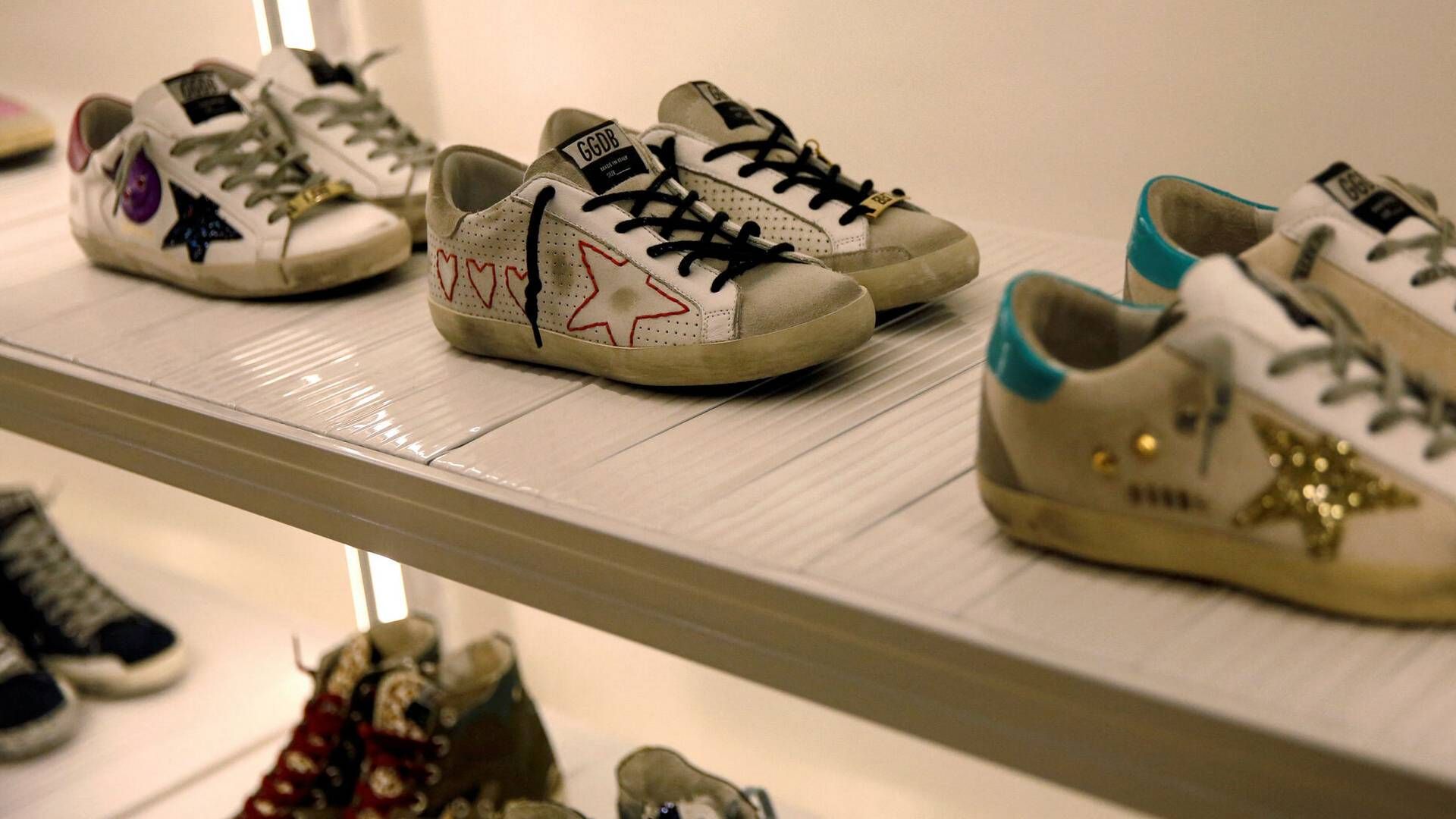 Golden Goose sneakers, der er kendt for ait slidte look, har bl.a. amerikanske superstjerner Taylor Swift og Reese Witherspoon blandt sine fans.