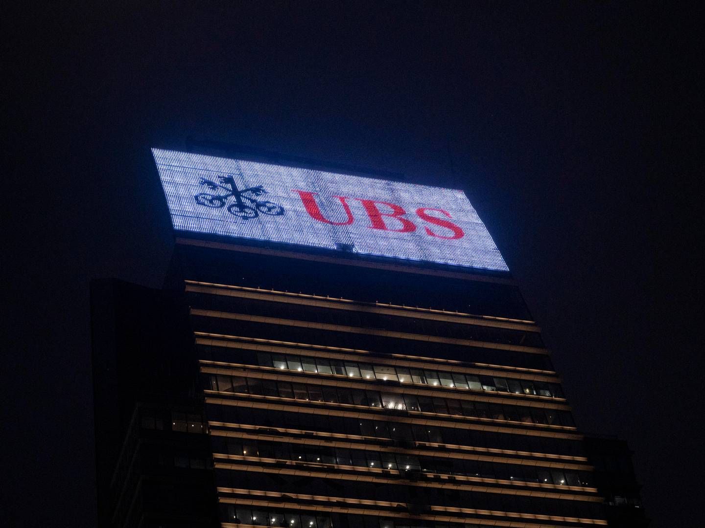 Das Logo der UBS an einem Hochhaus in Hongkong. | Photo: picture alliance / Sipa USA | SOPA Images