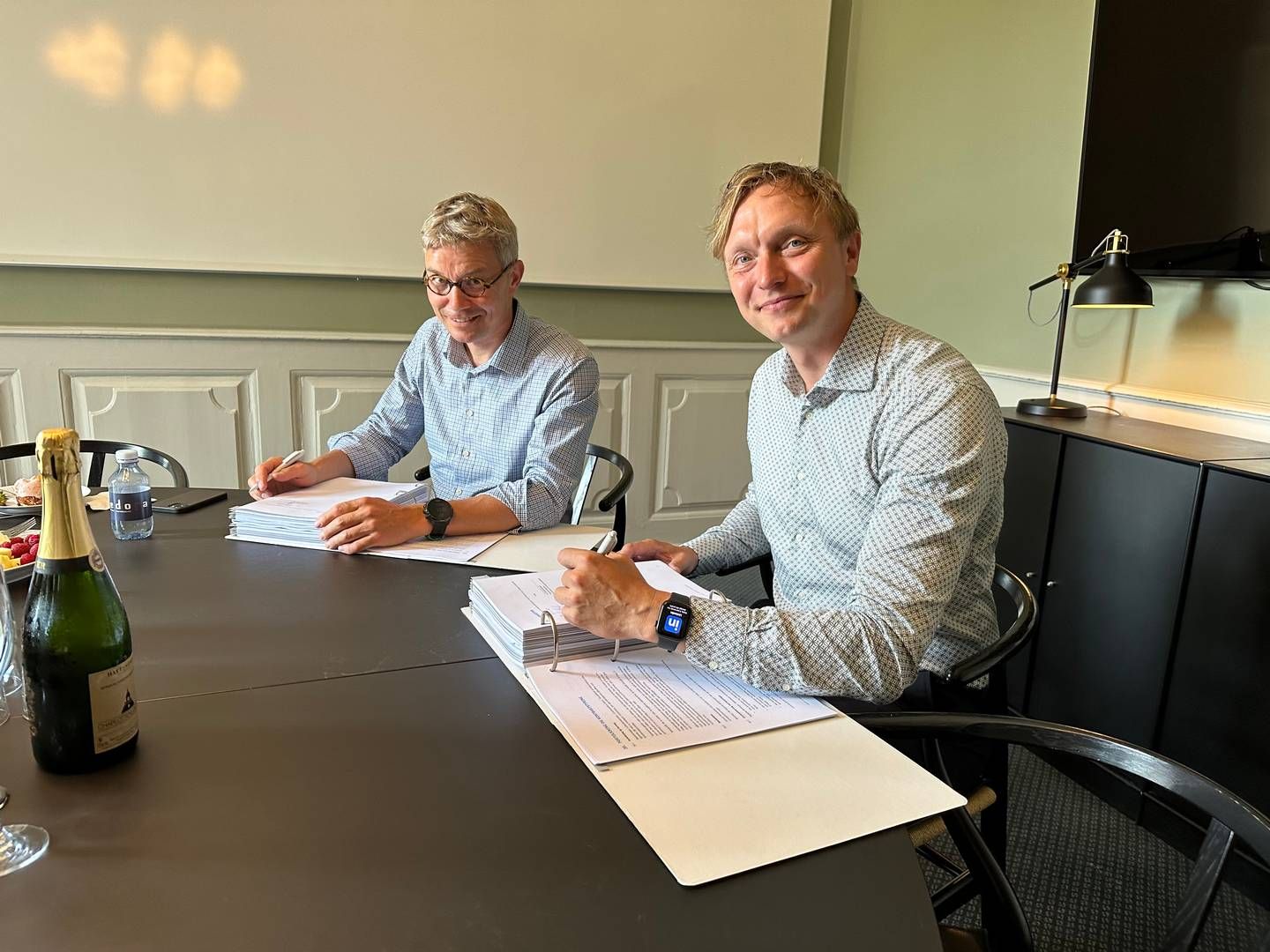 Familieretshusets vicedirektør Andreas Berggren (tv) og adm. direktør i Edora Mads Hedegaard (th) har underskrevet en aftale om et nyt mødebookingsystem. | Foto: PR / Edora