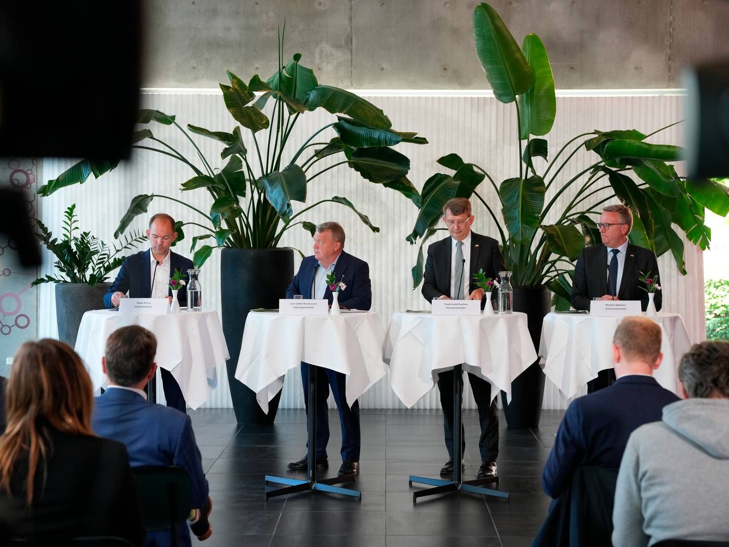 Forsvarsminister Troels Lund Poulsen (V), udenrigsminister Lars Løkke Rasmussen (M), erhvervsminister Morten Bødskov (S) og skatteminister Jeppe Bruus (S) ved regeringens pressemøde om et stærkere, dansk erhvervsliv hos H. Lundbeck i Valby torsdag den 20. juni 2024. | Foto: Emil Helms/Ritzau Scanpix