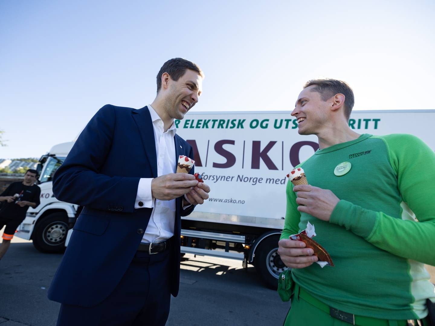 Klima- og miljøminister Andreas Bjelland Eriksen og butikksjef på KIWI Bogstad, Erlend Danielsen, foran elektrisk ASKO-lastebil. | Foto: Børge Solem