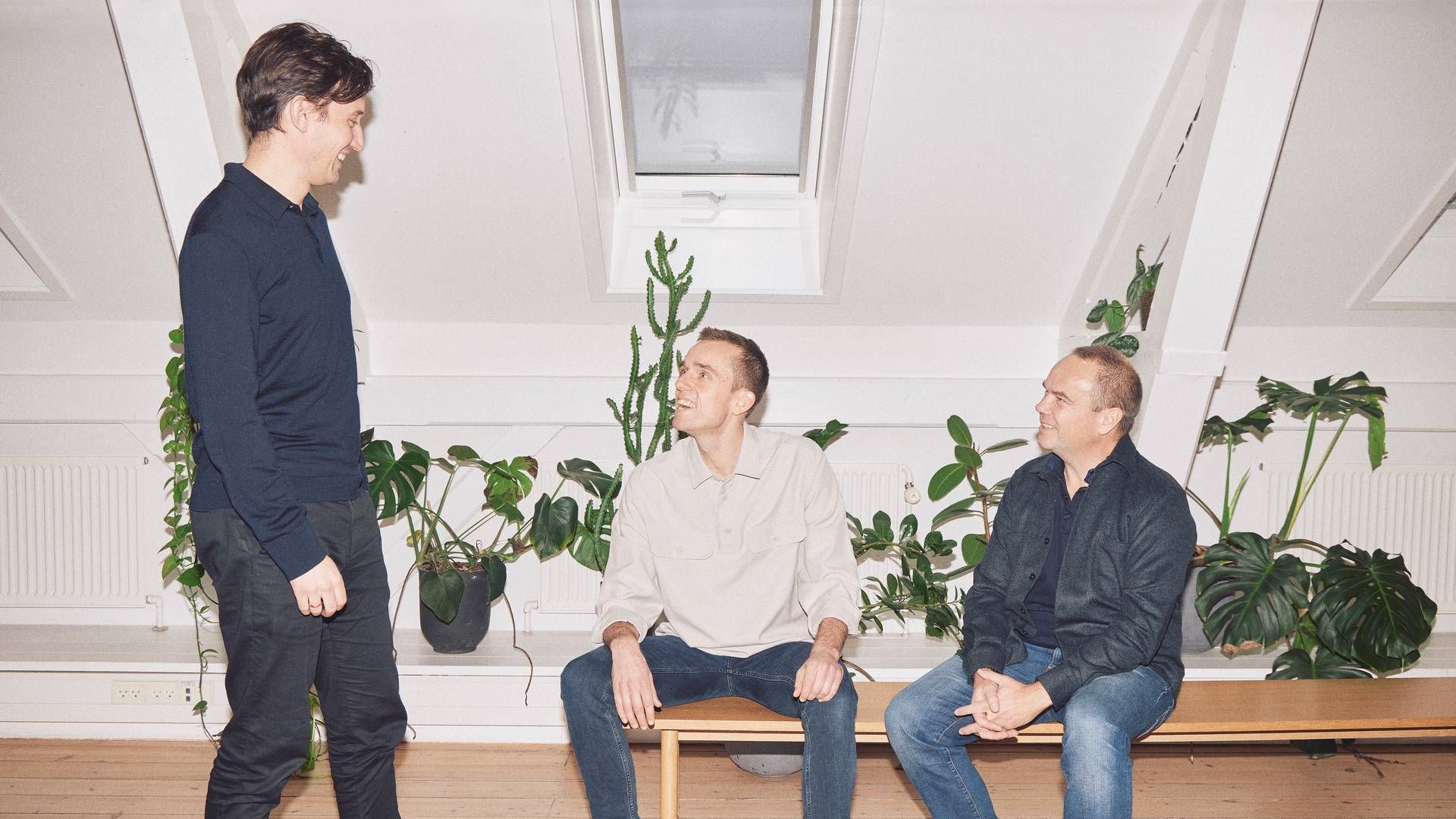 Simon Kvistgaard (t.v.), Peter Juel Jensen og Jakob Sand (t.h.) har stiftet Pioneer AI, som kun skal investere i danske AI-startups, i den helt tidlige | Foto: Pr