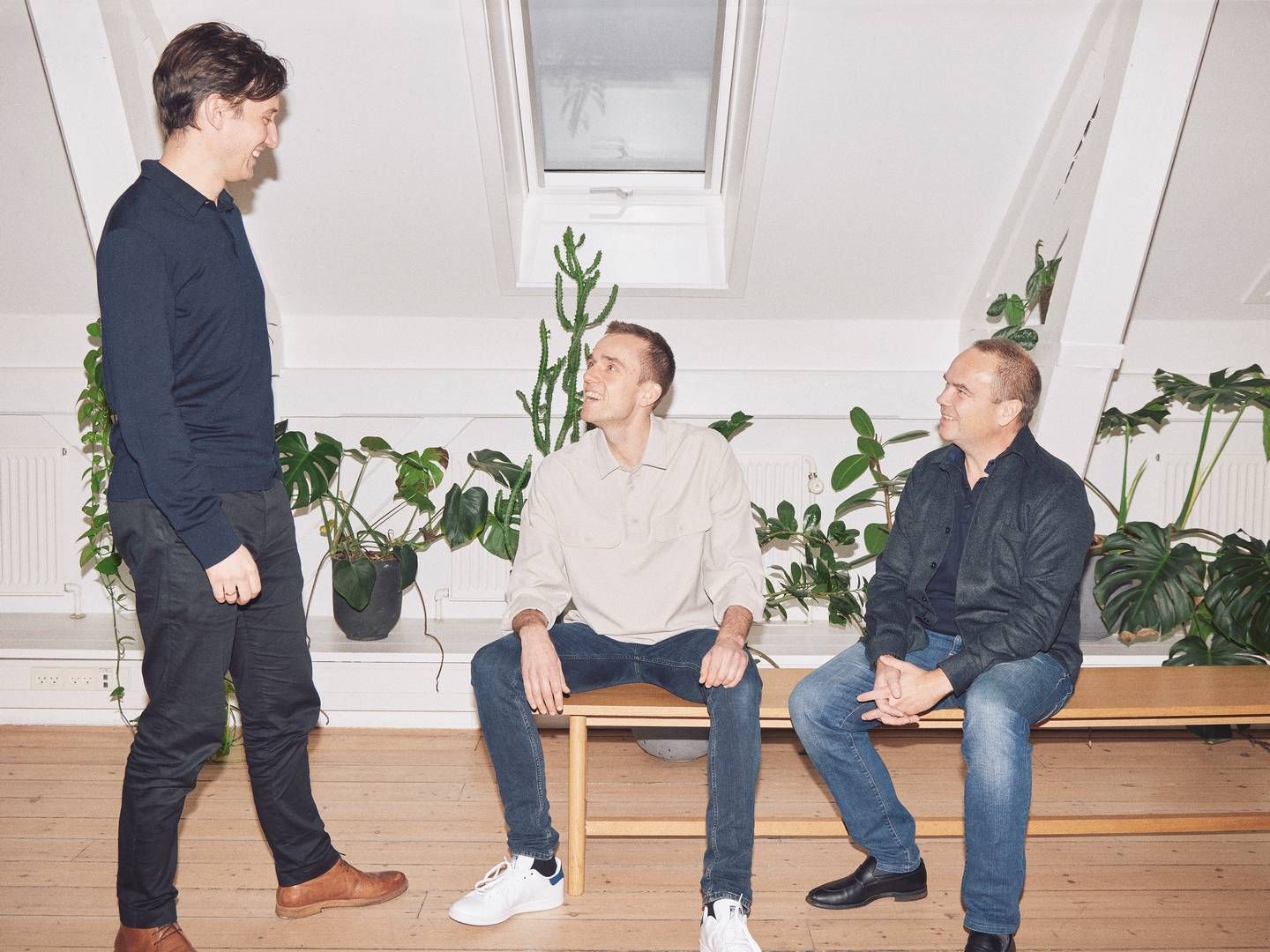 Simon Kvistgaard (t.v.), Peter Juel Jensen og Jakob Sand (t.h.) har stiftet Pioneer AI, som kun skal investere i danske AI-startups, i den helt tidlige | Foto: Pr