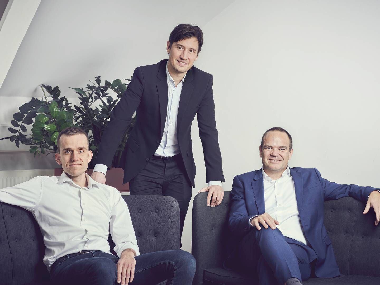 Peter Juel Jensen (tv.), Simon Kvistgaard (midt) og Jakob Sand (th.) har stiftet Pioneer AI, som kun skal investere i danske AI-startups, i den helt tidlige fase. | Foto: PR.