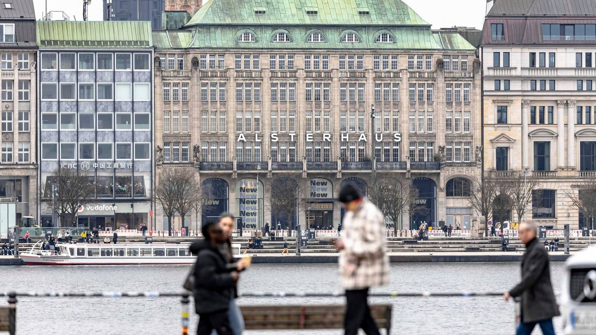 Stormagasinet i Hamborg foran floden Alster. | Foto: Markus Scholz/AP/Ritzau Scanpix