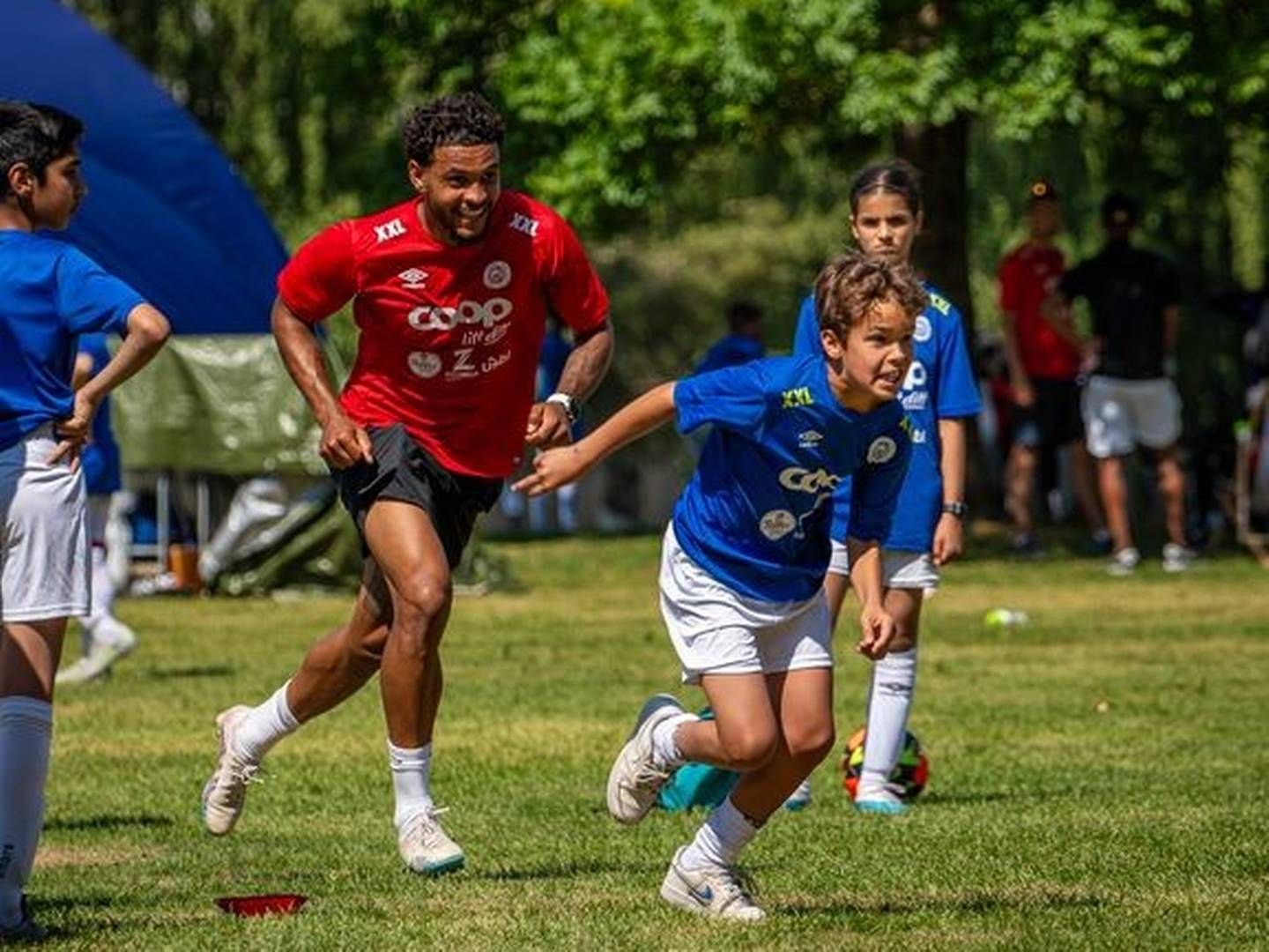 FOTBALLSKOLE : Mange barn får være med på fotballskole denne uka, som sportskjeden XXL er partner i sammen med fotballspilleren Joshua King. | Foto: XXL
