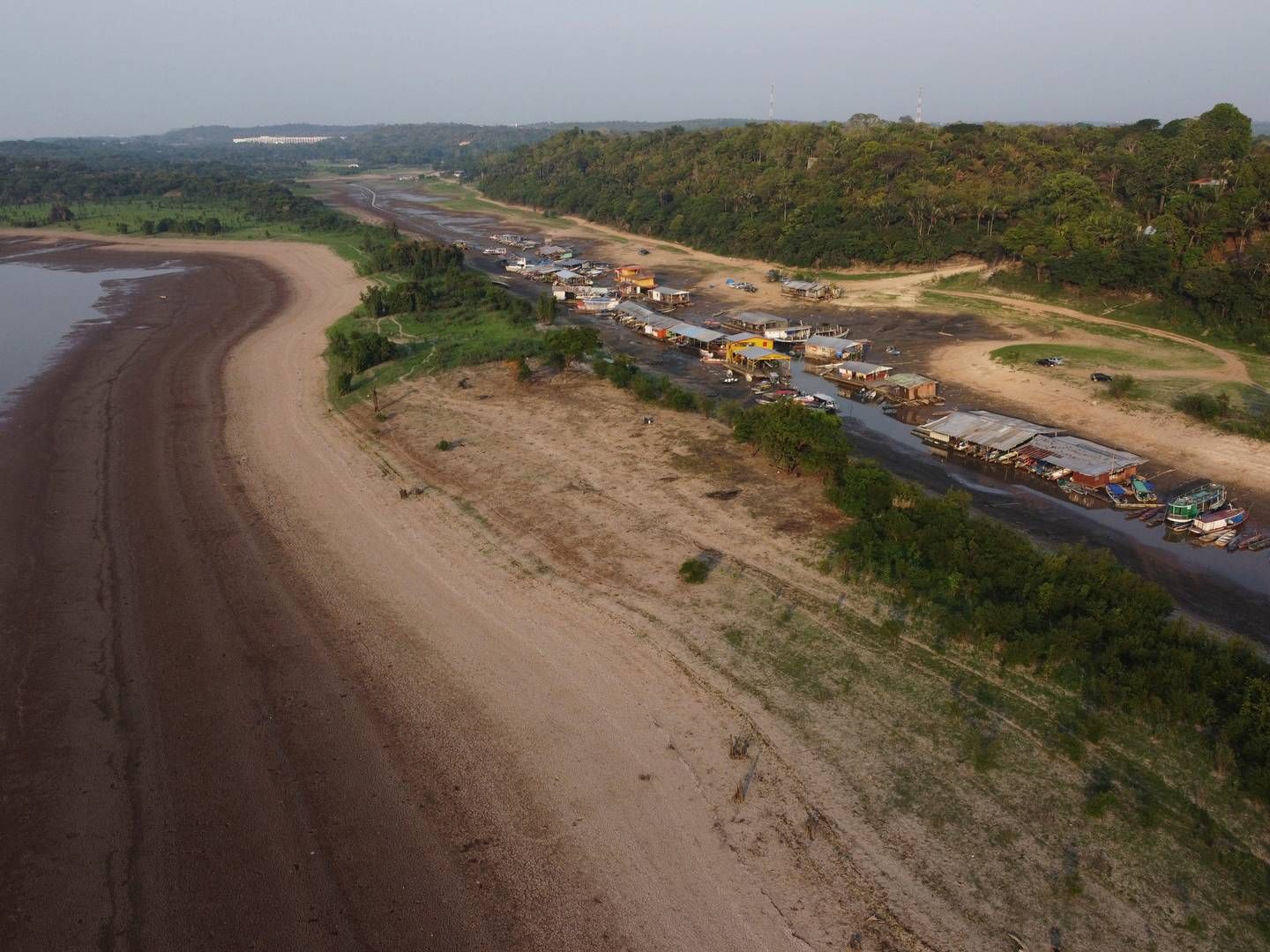 Da der var tørkeproblemer senest i Amazonfloden: Flydende huse og både er strandet på den udtørrede Puraquequara-sø midt i en alvorlig tørke i Manaus i delstaten Amazonas i Brasilien den 5. oktober 2023.