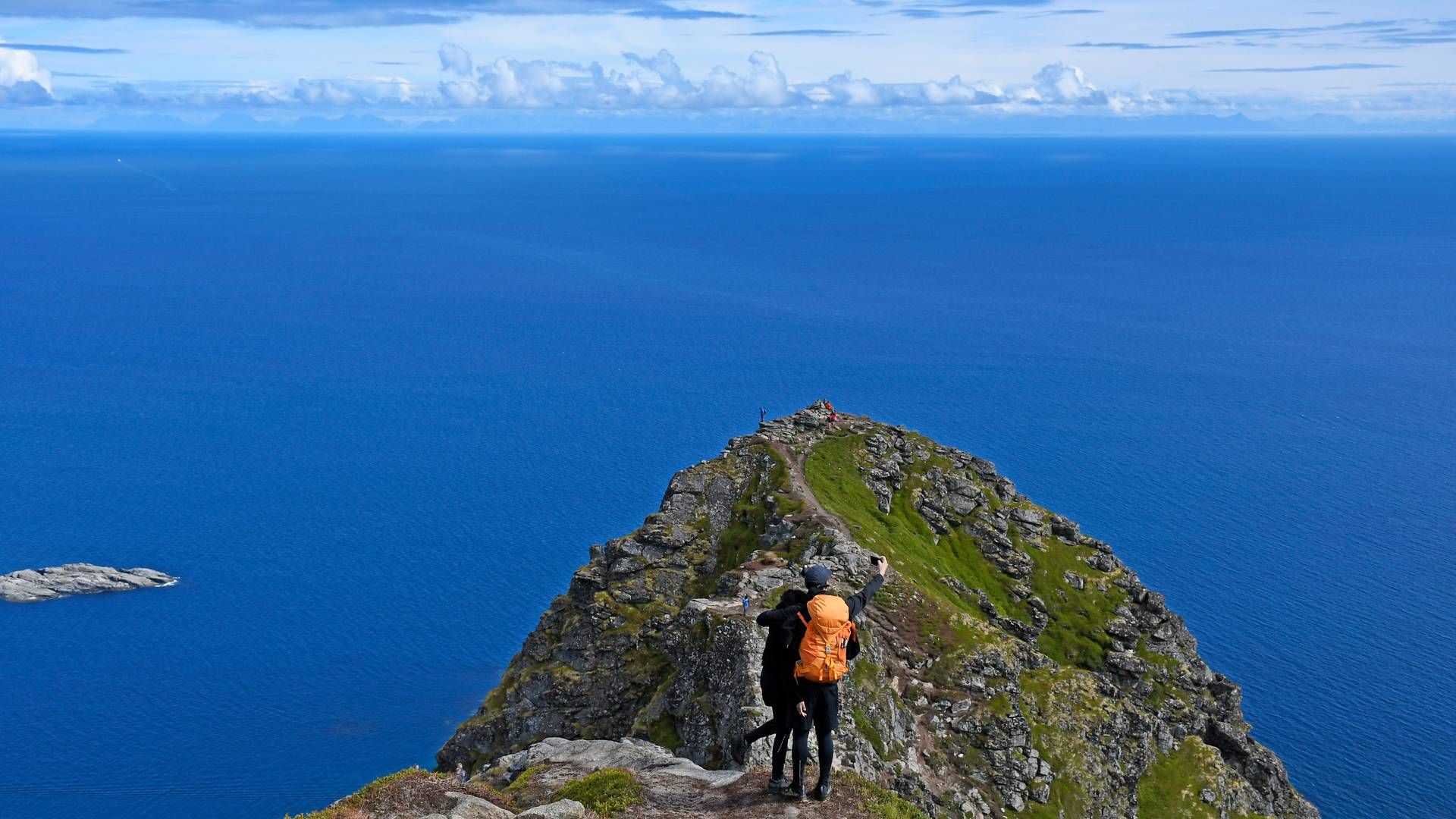 Unge Høyre opprettholder sitt standpunkt om vern av LoVeSe. Det ble vedtatt på ungdomspartiets landsmøte lørdag. Bildet er tatt fra toppen av Reinebringen i Lofoten. | Foto: Rune Stoltz Bertinussen / NTB