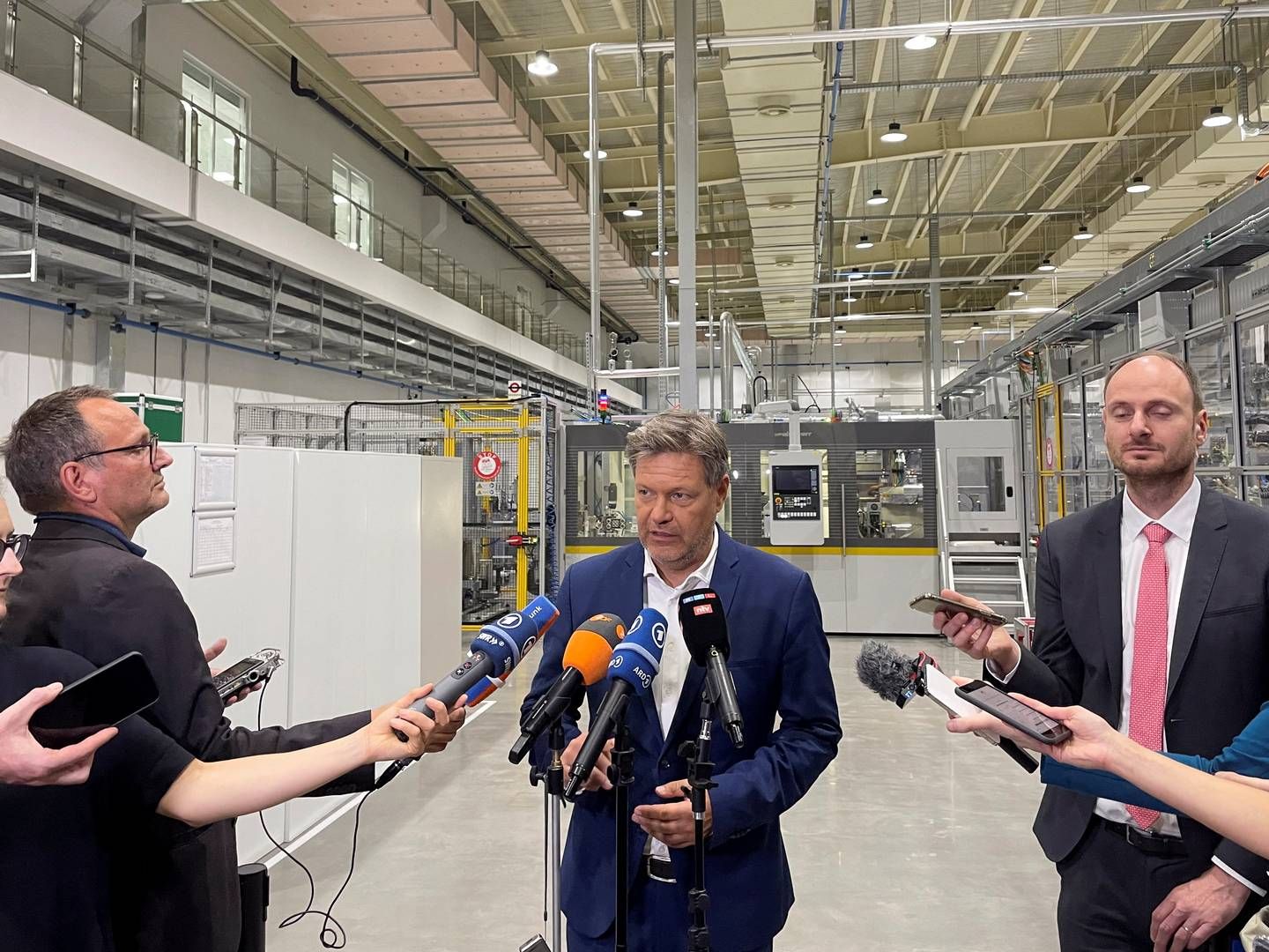 Tysklands vicekansler Robert Habeck ses her på en fabrik i Kina den 23. juni 2024 under sit besøg i landet. | Foto: Maria Martinez