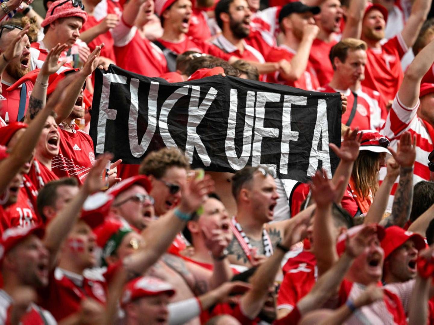 Banneret, der udtrykker stor utilfredshed med Uefa, koster DBU 75.000 kr. | Foto: Kirill Kudryavtsev/Ritzau Scanpix