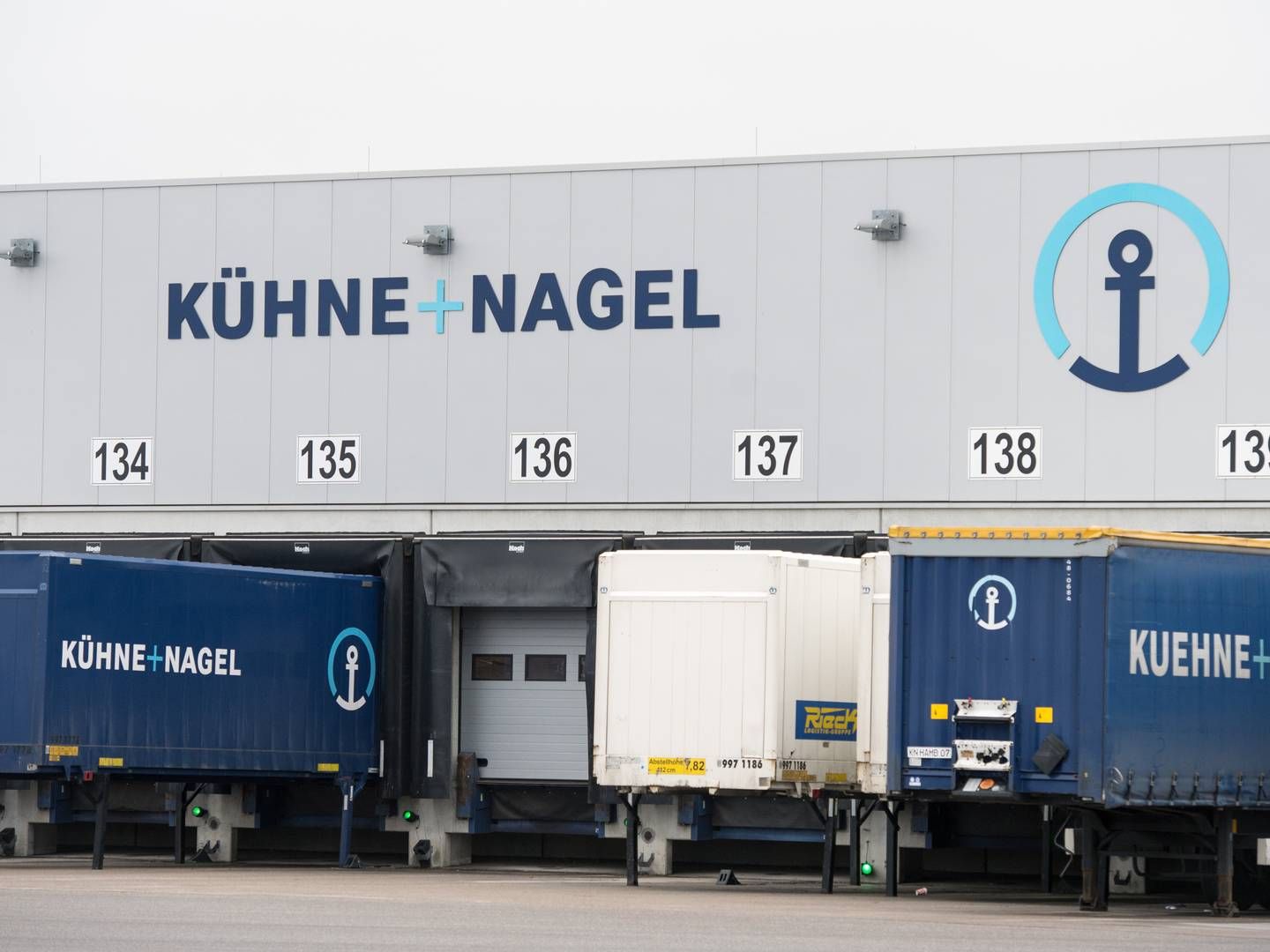 ”Vi er meget tilfredse med, hvordan vores nye organisation fungerer, og vi hører det samme fra vores kunder,” skriver Kühne+Nagel om den strømlining som selskabet gennemførte i starten af foråret. | Photo: Daniel Reinhardt/AP/Ritzau Scanpix