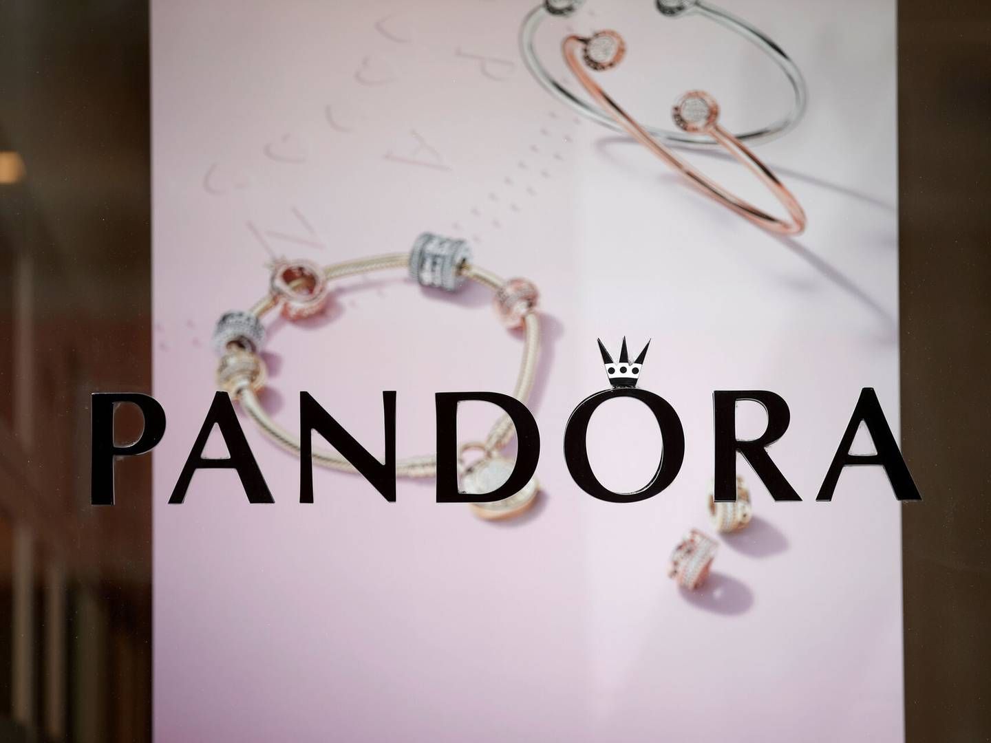 Pandora opdaterede i efteråret 2023 vækststrategien under navnet Phoenix. Den har fokus på at øge investeringerne til branding samt netop flere butikker i det nye koncept samt et udvidet sortiment.