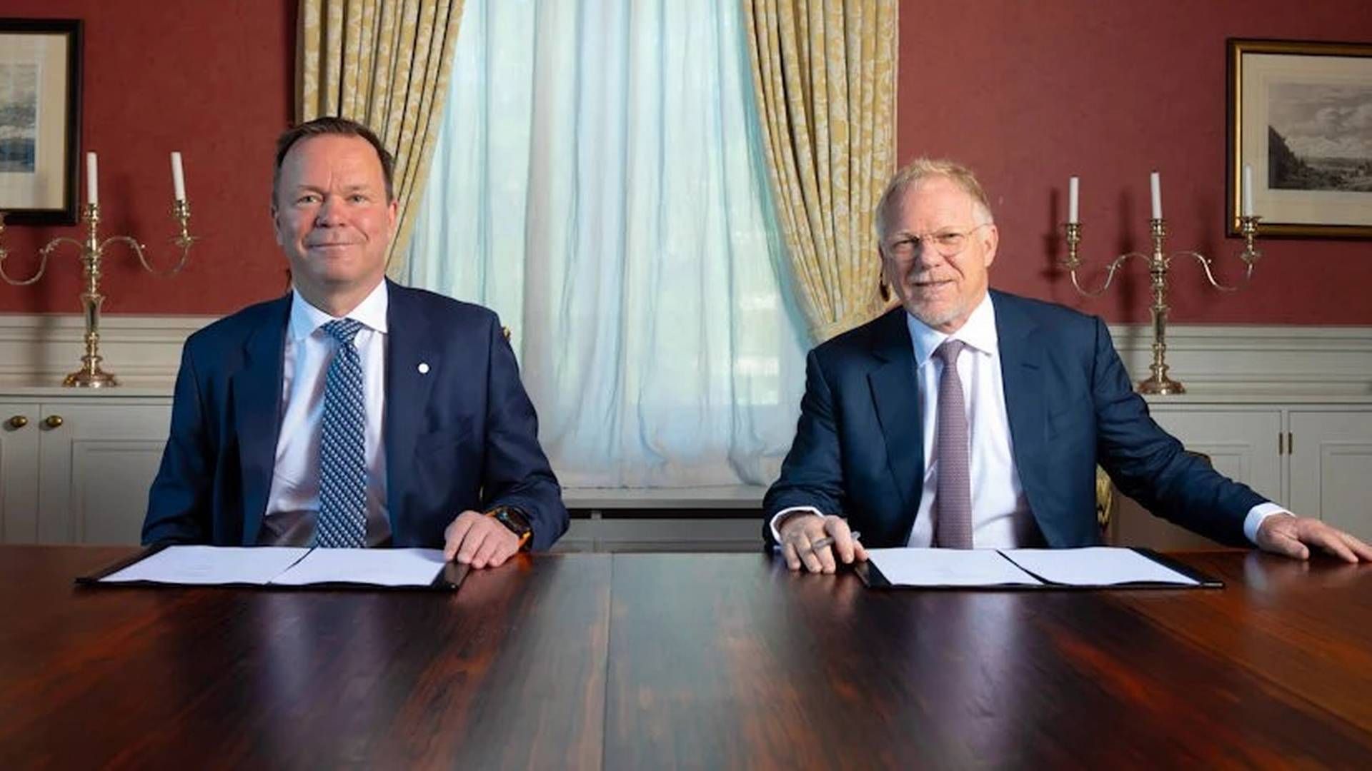 Hydro-sjef Eivind Kallevik og Mark Dooley i Macquarie undertegnet avtalen om å bli partnere i joint venture selskapet Hydro Rein. | Foto: Herman Kristoffer Skjølsvik, Hydro