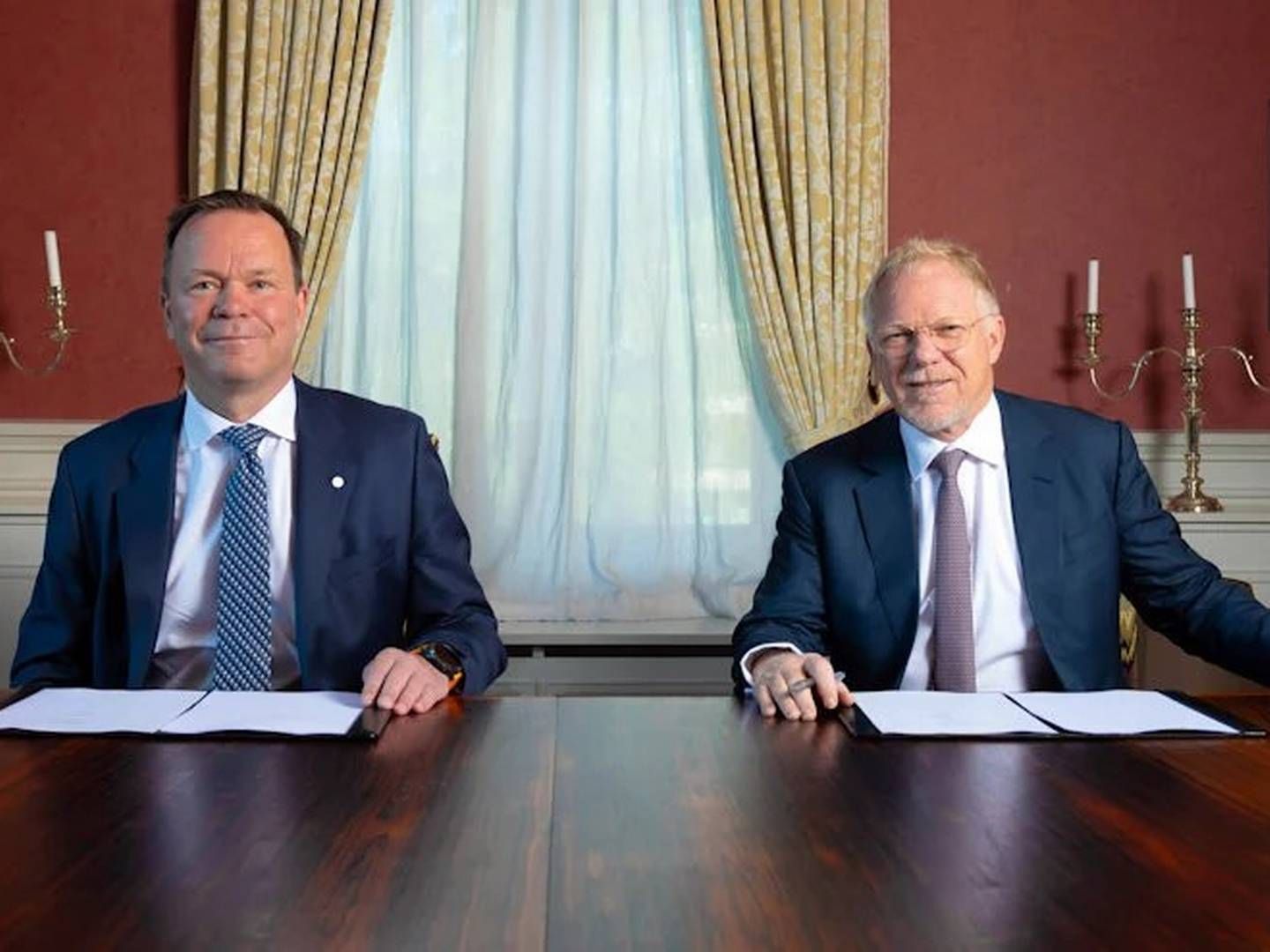 Hydro-sjef Eivind Kallevik og Mark Dooley i Macquarie undertegnet avtalen om å bli partnere i joint venture selskapet Hydro Rein. | Photo: Herman Kristoffer Skjølsvik, Hydro