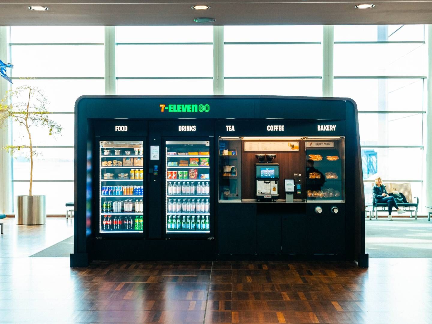 7-Eleven råder over 89 selvbetjeningsautomater i Københavns Lufthavn, der eksempelvis tilbyder nakkepuder til flyveturen, sandwiches, wraps og kaffe i en tredjedel af automaterne. | Foto: 7-eleven / Pr