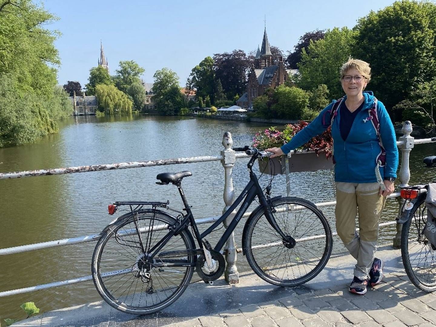 FÅR HJULENE TIL Å GÅ RUNDT: Ellen Langeggen i KLP Eiendom, her «på sykkeltur i flotte Belgia». I sommer blir det mye jobbing på hytta, forteller hun til EiendomsWatch. | Foto: Privat