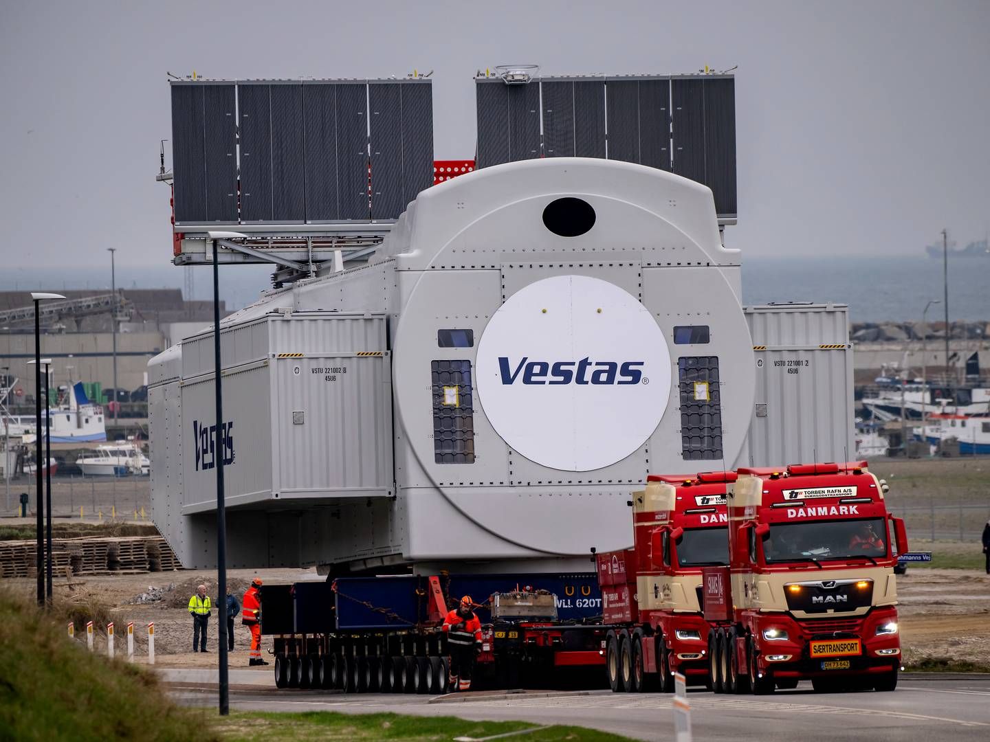 Billedet viser transport af den dengang verdens største vindmølle transport, der kørte fra Hanstholm Havn, til testcenter Østerild, hvor kæmpe møllen fra Vestas blev testes. | Foto: René Schütze