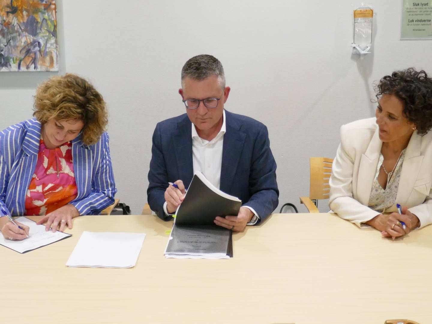 Roche Diagnostics' landechef, Tim Himes, underskrev tirsdag en aftale med Region Syddanmark om biokemiske laboratorieløsninger for ca. en halv mia. kr. | Foto: Region Syddanmark/PR