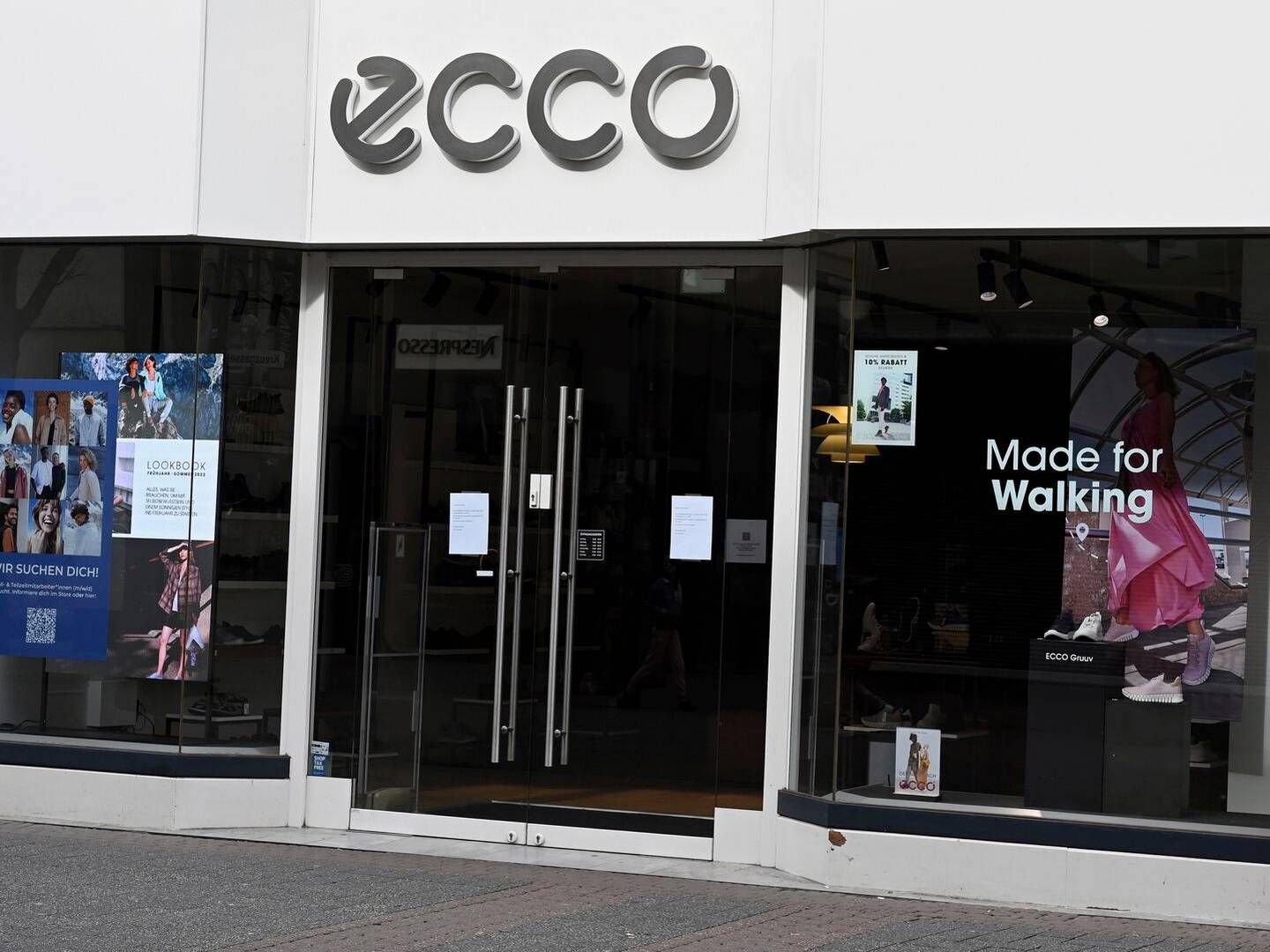 Ecco har de seneste år fået kritik for at bevare sine aktiviteter i Rusland, hvor koncernen i 2020 overtog 250 butikker fra den hidtidige distributør i landet for over en milliard kr.