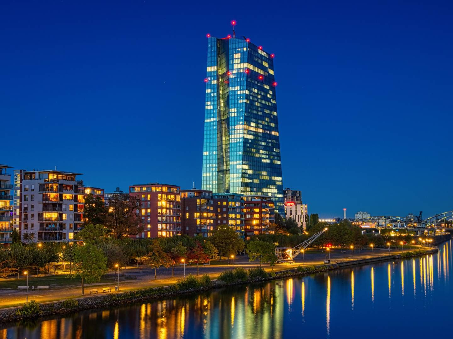 Das EZB-Gebäude in der Abenddämmerung | Photo: picture alliance / greatif | Florian Gaul