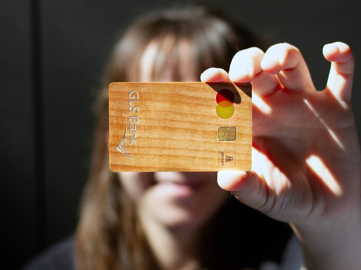 Die GLS Bank ist bislang die einzige Bank, die Debitkarten aus Holz standardmäßig ausgibt. | Photo: GLS Bank