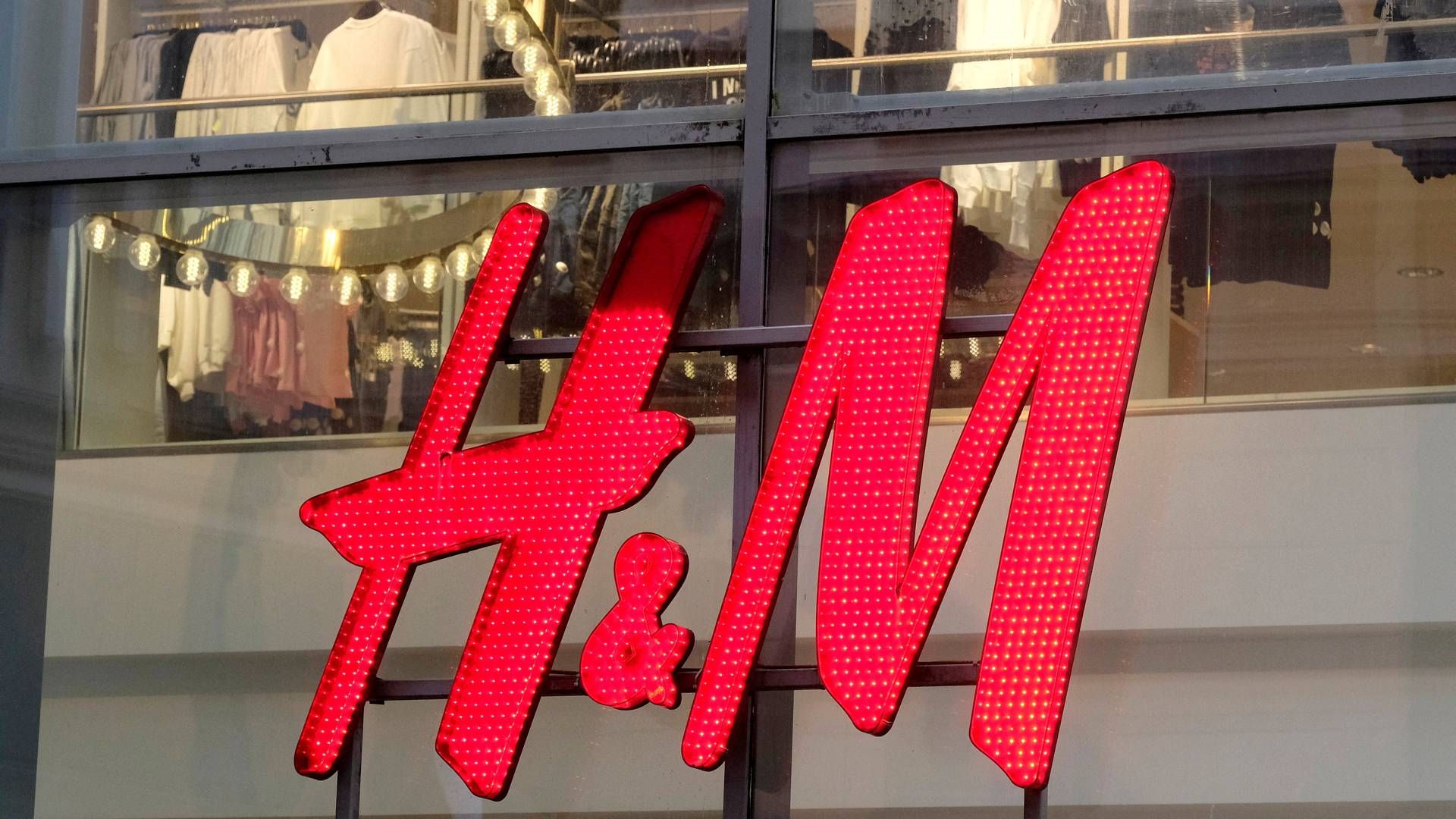 "Det ustabile vejr på mange af H&M-gruppens store markeder i begyndelsen af juni 2024 havde en negativ indvirkning på salget," skriver H&M i regnskabet. | Foto: Ints Kalnins