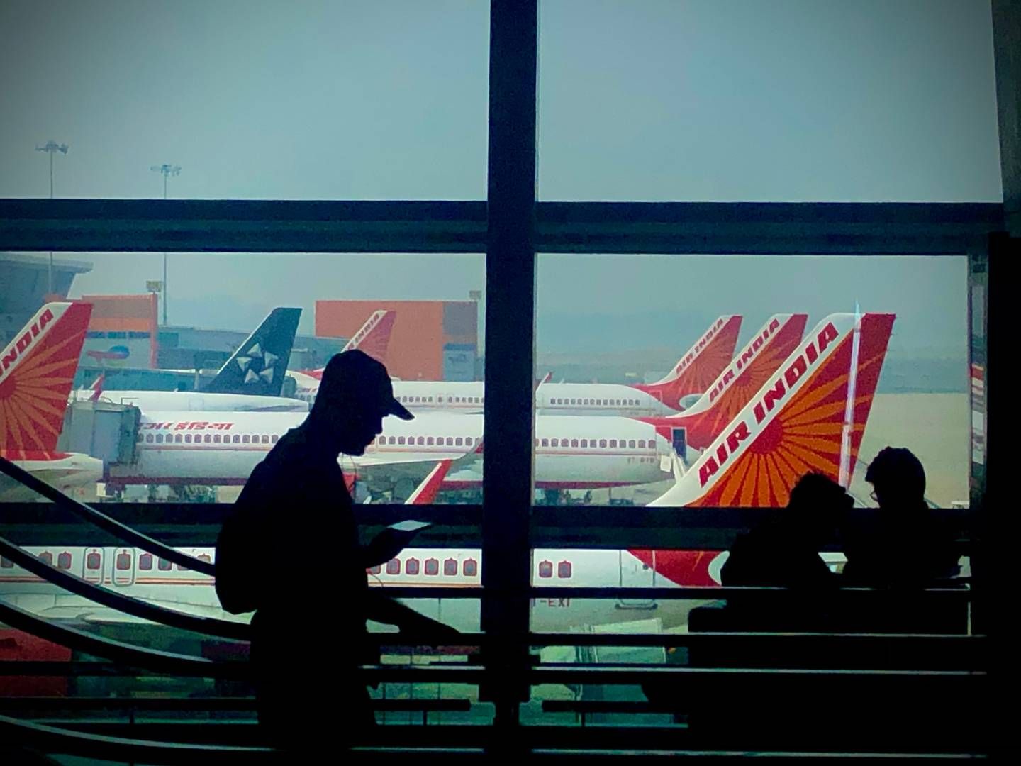 Et tag er kollapset her i lufthavnen i New Delhi. | Foto: Manish Swarup/AP/Ritzau Scanpix