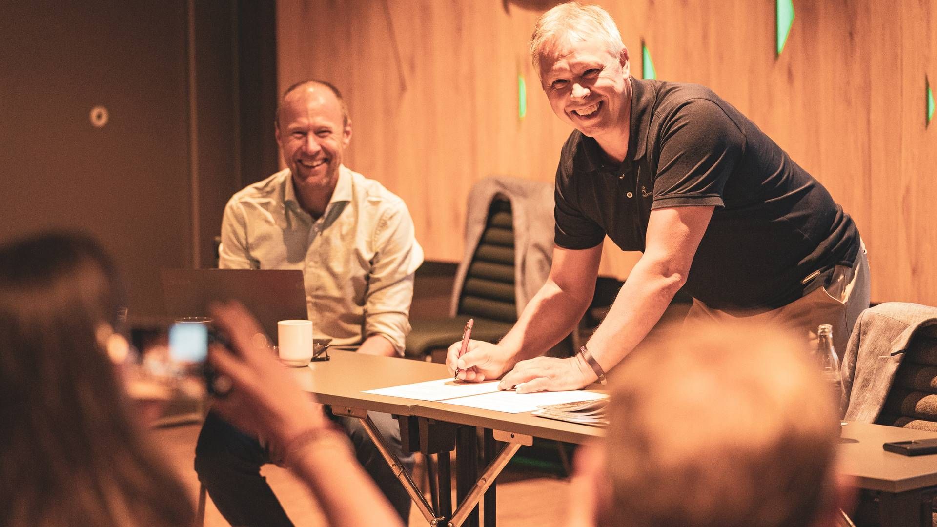 FORNØYDE: Per Berge fra Sparebankstiftelsen Hardanger signerer avtalen, med prosjektleder Torstein Skage i bakgrunnen | Foto: Sverre Hjørnevik