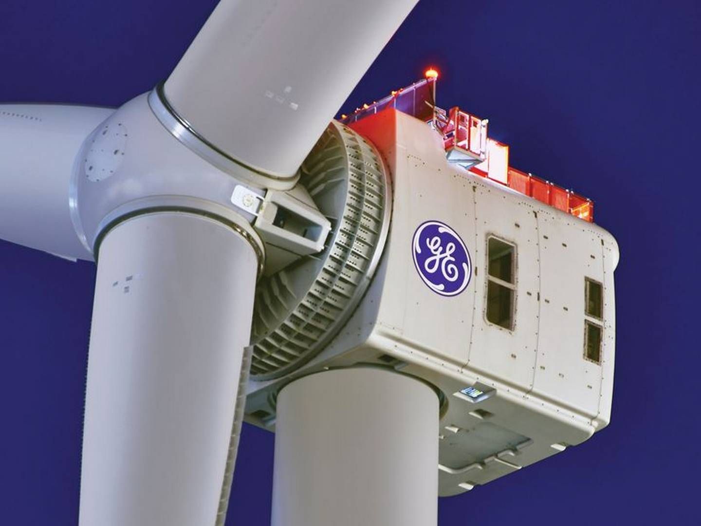 Her er en tilsvarende vindturbin (GE Haliade turbin) bygget på land i Rotterdam. Vindmøllen som skal settes opp på industriområdet i Gulen vil se lik ut, men bli enda kraftigere. | Foto: GE Vernova GE Vernova