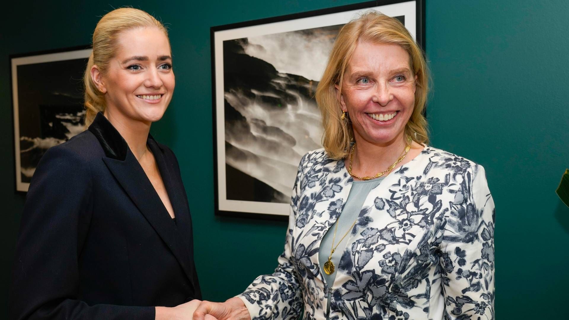 ENIGE: Advokatforeningens leder Siri Teigum (t.h.) og justis- og beredskapsminister Emilie Enger Mehl har signert avtalen. | Foto: Terje Bendiksby / NTB