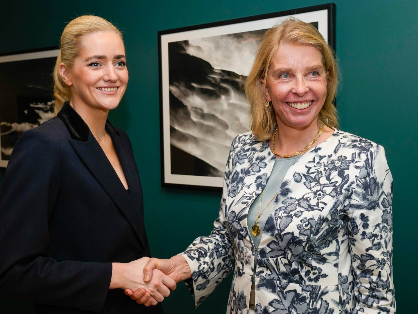 ENIGE: Advokatforeningens leder Siri Teigum (t.h.) og justis- og beredskapsminister Emilie Enger Mehl har signert avtalen. | Foto: Terje Bendiksby / NTB