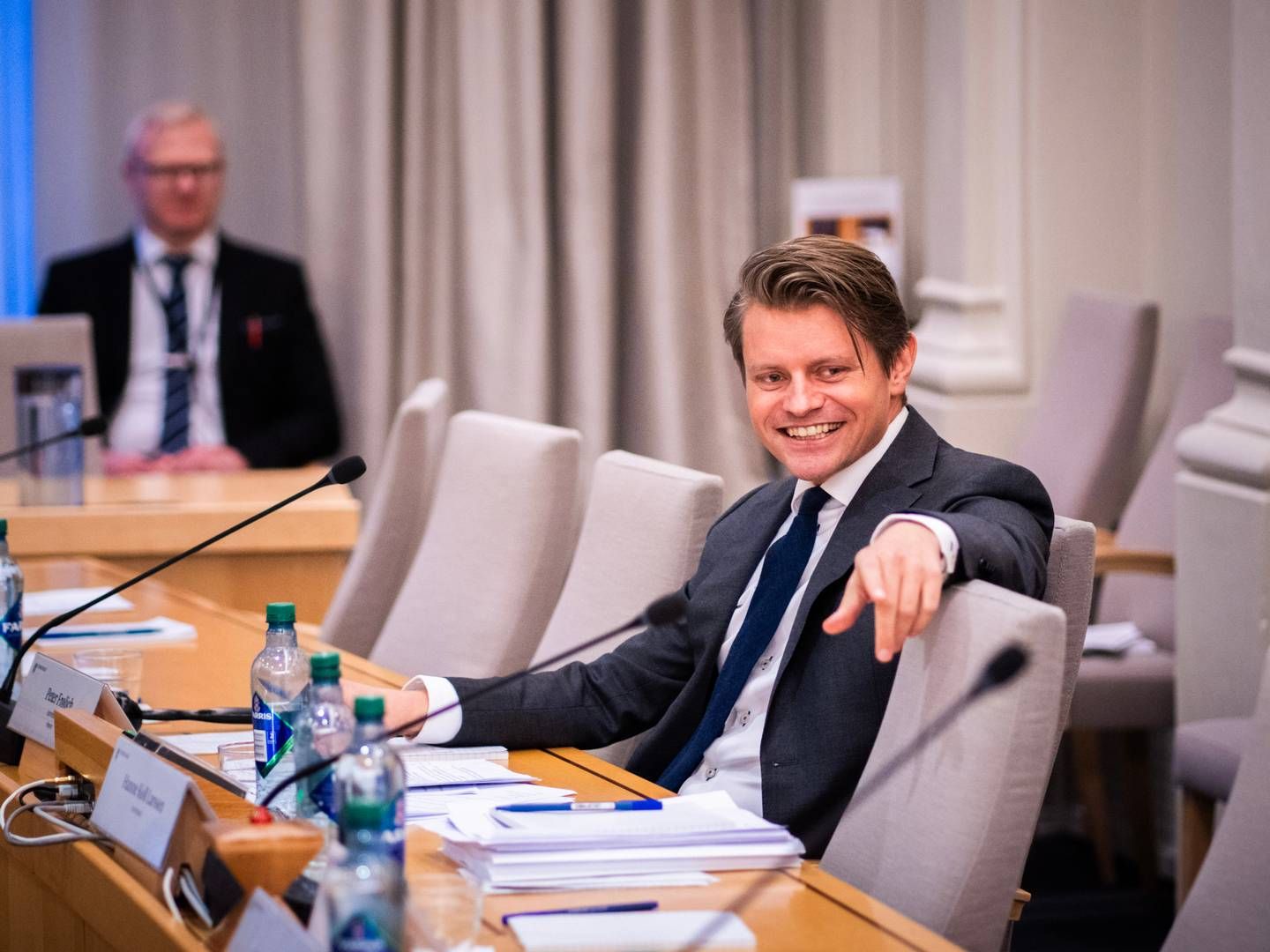 KJENTE OMGIVELSER: Peter Frølich slik vi er vant til å se ham, under en høring i Stortingets kontroll- og konstitusjonskomité, som Høyre-politikeren leder. | Foto: Ole Berg-Rusten / NTB