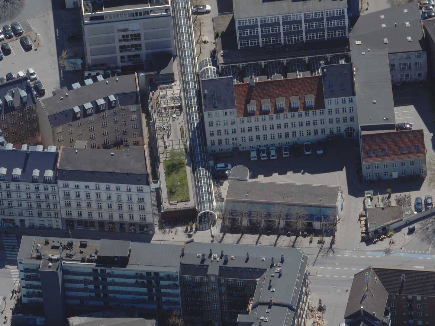 Et af aktiverne i CRED-porteføljen er den 25.000 kvm store ejendom i midten af billedet på Vesterbrogade i København. De 12 bygninger fungerer i dag som kontor-, møde- og konferencefaciliteter under navnet Bings opkaldt efter porcelænsfabrikken Bing og Grøndahl, der tidligere lå på stedet. | Foto: Styrelsen for Dataforsyning og Infrastruktur