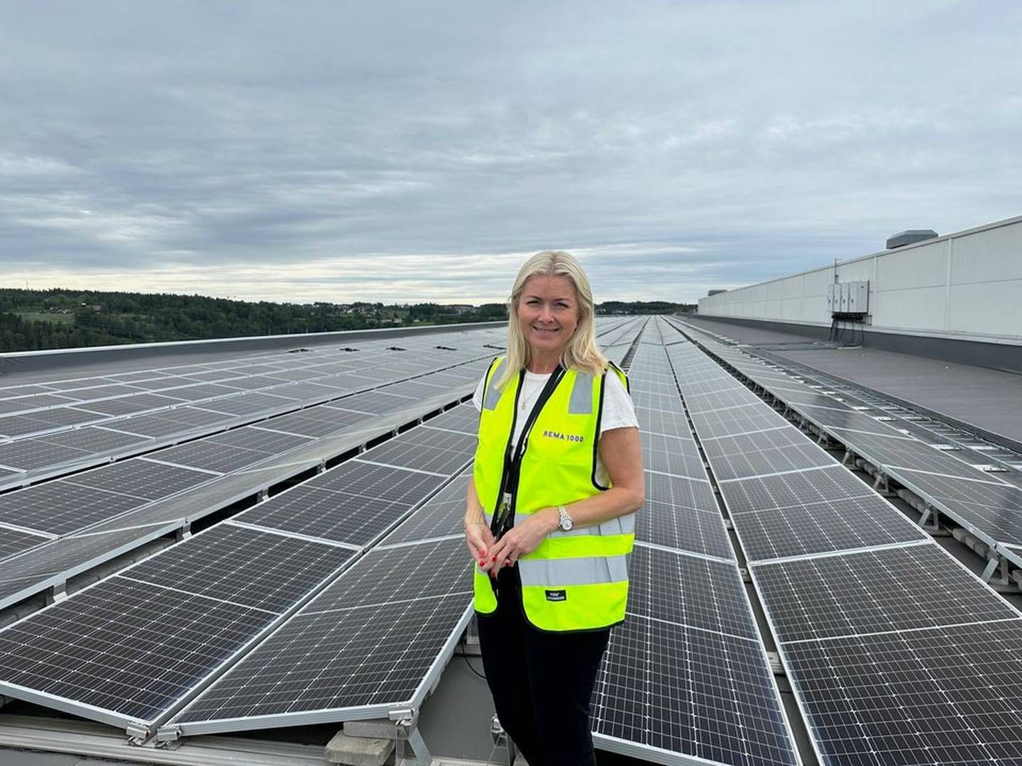 Synnøve Gautesen Berg, direktør for ansvar og bærekraft i REMA Distribusjon, foran det nye solcelleanlegget på Vinterbro. | Foto: Rema 1000